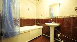 Гостиница on Melnichnaya Тюмень Cемейный номер с отдельной ванной комнатой-4